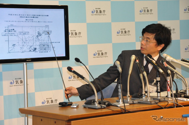 佐渡付近の地震について解説する永井章地震津波監視課長(8日・気象庁)