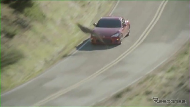 サイオンFR-S(日本名:トヨタ86)の米国CM撮影中に起きた鹿とのニアミス映像