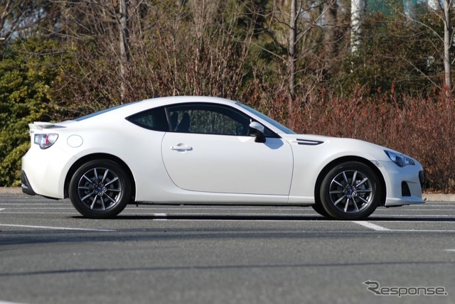 スバルBRZ(Rグレード、6AT、16インチホイール)