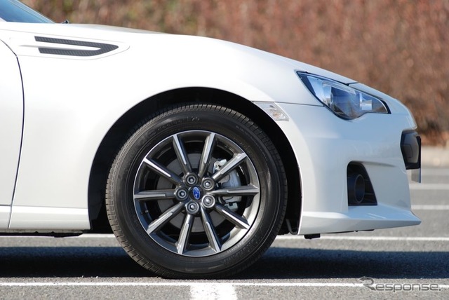 スバルBRZ(Rグレード、6AT、16インチホイール)