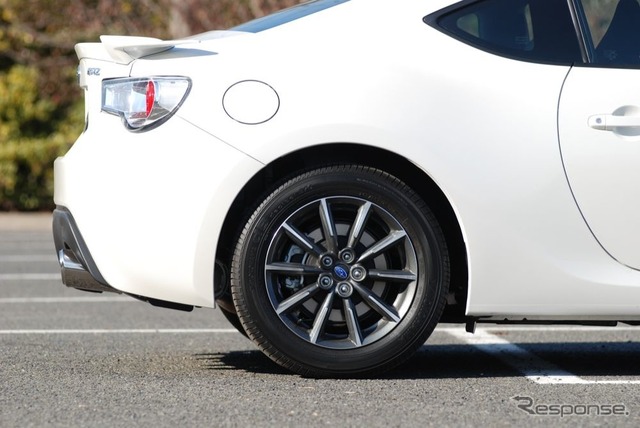 スバルBRZ(Rグレード、6AT、16インチホイール)