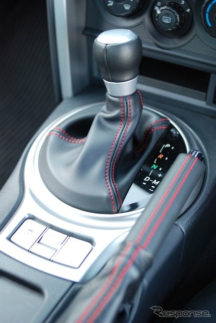 スバルBRZ(Rグレード、6AT、16インチホイール)