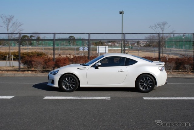 スバルBRZ(Rグレード、6AT、16インチホイール)