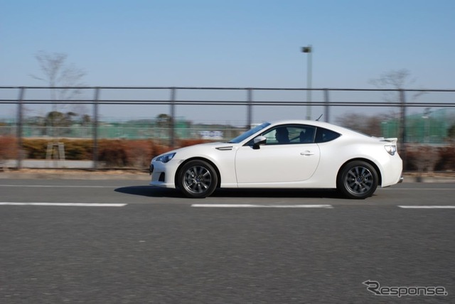 スバルBRZ(Rグレード、6AT、16インチホイール)