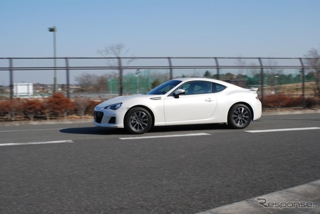 スバルBRZ(Rグレード、6AT、16インチホイール)