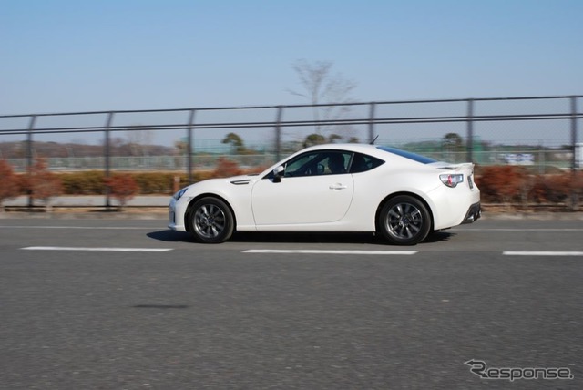 スバルBRZ(Rグレード、6AT、16インチホイール)