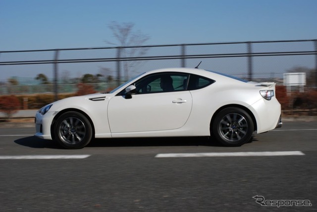スバルBRZ(Rグレード、6AT、16インチホイール)