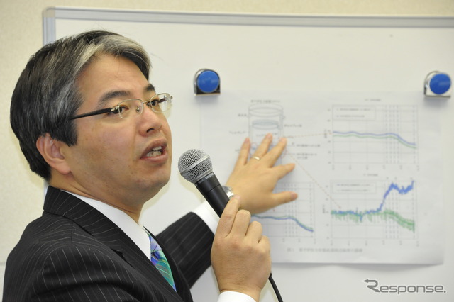 2号機圧力容器底部温度上昇について説明する松本純一原子力・立地本部長代理(12日・東電本店)