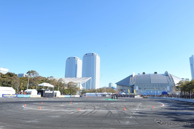 D1 キックオフデモラン(東京オートサロン12)