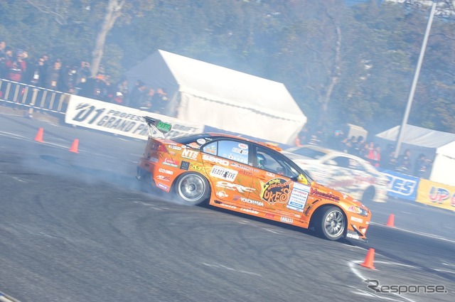 D1 キックオフデモラン(東京オートサロン12)