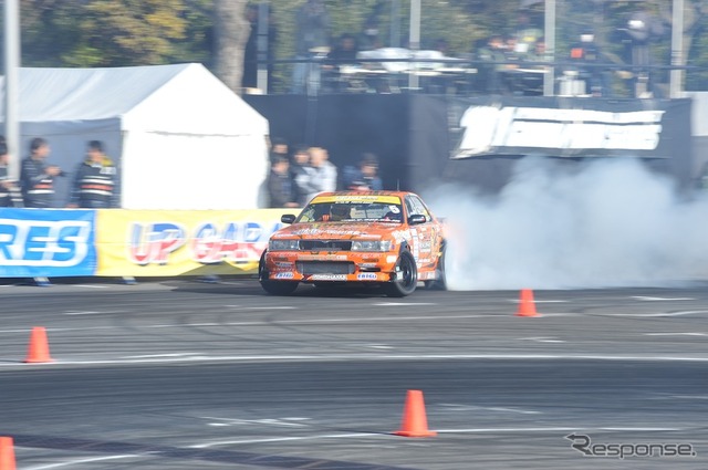 D1 キックオフデモラン(東京オートサロン12)
