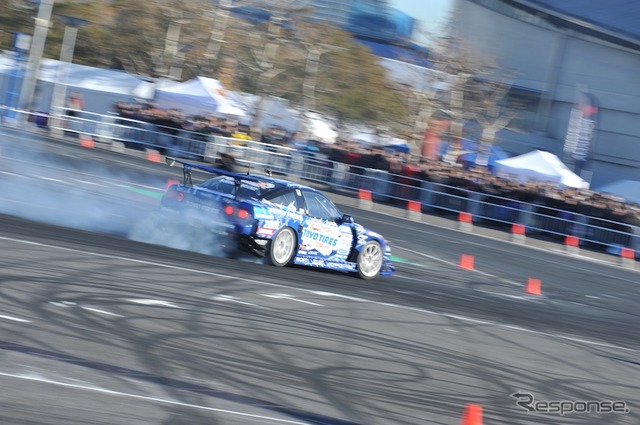 D1 キックオフデモラン(東京オートサロン12)
