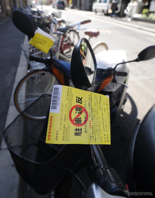 バイクに取り付けられた確認標章(大阪市内)