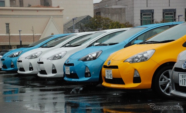 エコカー補助金の申請受付は4月2日を予定（写真：トヨタのハイブリッドカー、アクア）