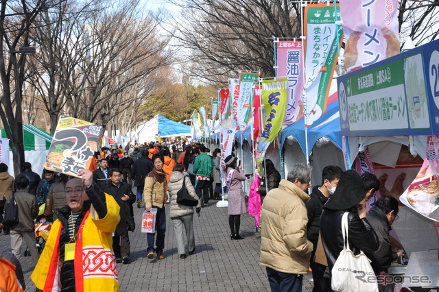 渋谷区代々木公園けやき並木で始まった「ハイウェイまちなかラーメンフェスタ」(17日)