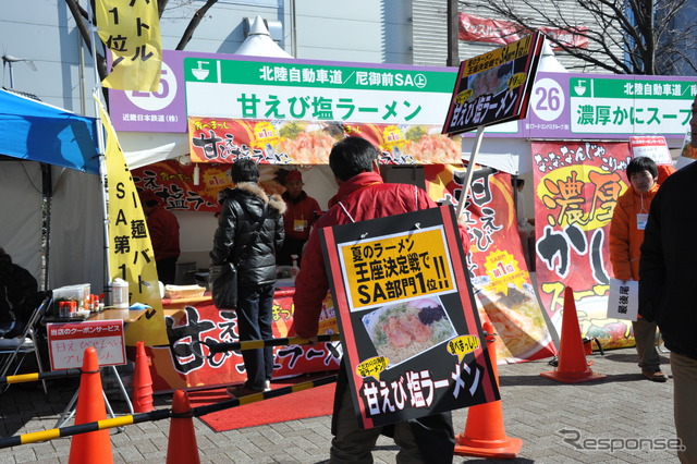 渋谷区代々木公園けやき並木で始まった「ハイウェイまちなかラーメンフェスタ」(17日)