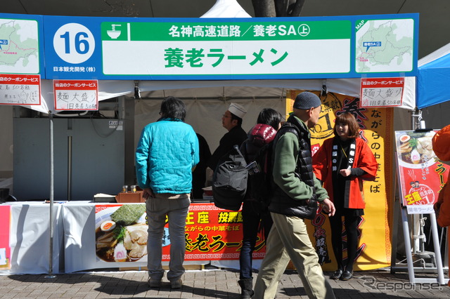 渋谷区代々木公園けやき並木で始まった「ハイウェイまちなかラーメンフェスタ」(17日)