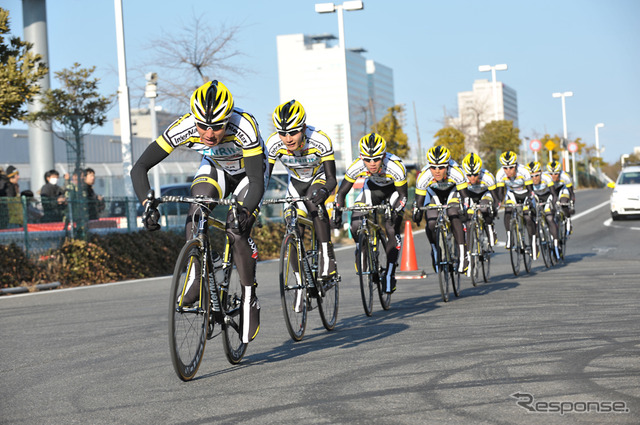 Team UKYOの2012年の新体制発表で行なわれたデモラン