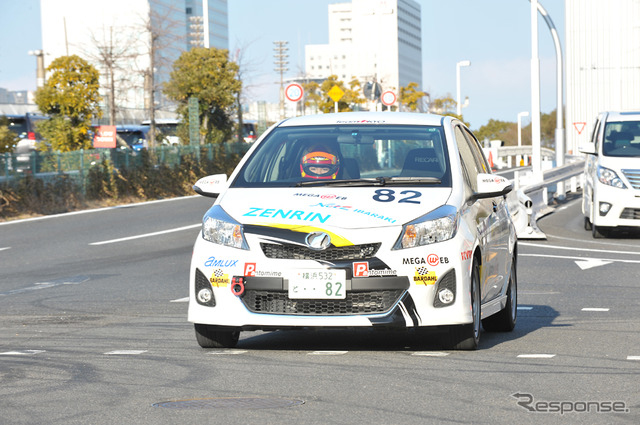 Team UKYOの2012年の新体制発表で行なわれたデモラン