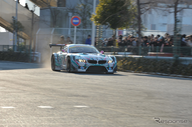 Team UKYOの2012年の新体制発表で行なわれたデモラン