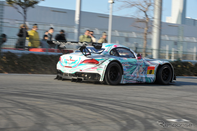 Team UKYOの2012年の新体制発表で行なわれたデモラン