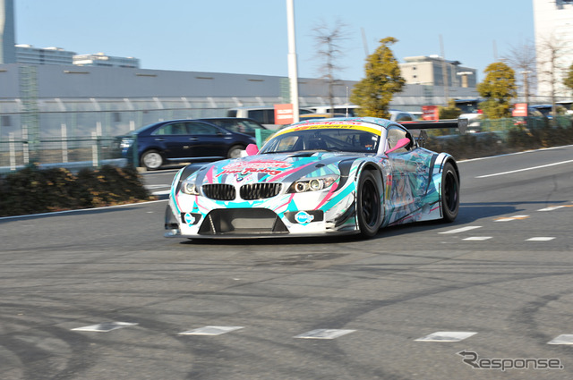 Team UKYOの2012年の新体制発表で行なわれたデモラン