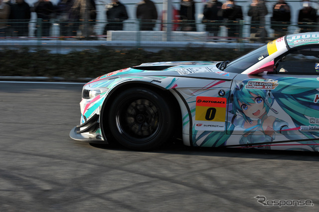 Team UKYOの2012年の新体制発表で行なわれたデモラン