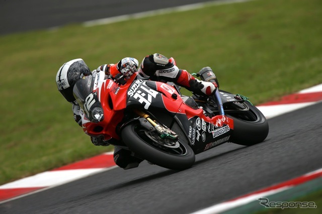 ヨシムラ・スズキS-GSX-R1000(2011年鈴鹿8耐。写真は加賀山車、イベントではシュワンツが運転)