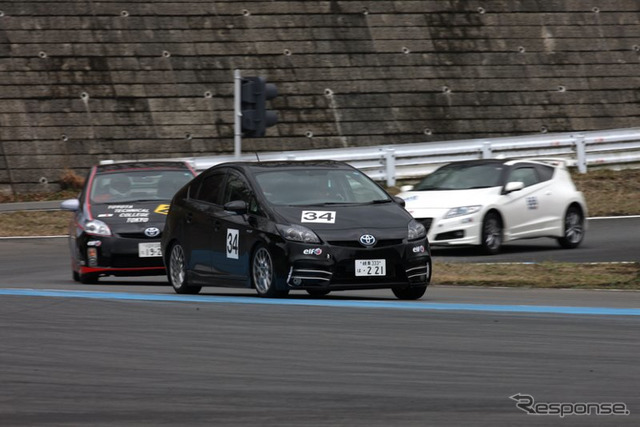 “速さ”と“燃費”を両立してチームの総合力を競い合うレース「エコカーカップ」が富士スピードウェイで開催される(写真:2011年度開催のようす)