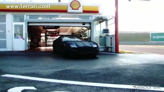 イタリアのフェラーリ本社のテストコースを走行する599後継車(動画キャプチャー)