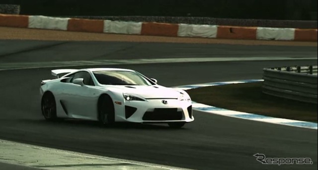 ポルトガルのエストリルサーキットでレクサスLFAをテストするアレックス・ブルツ選手