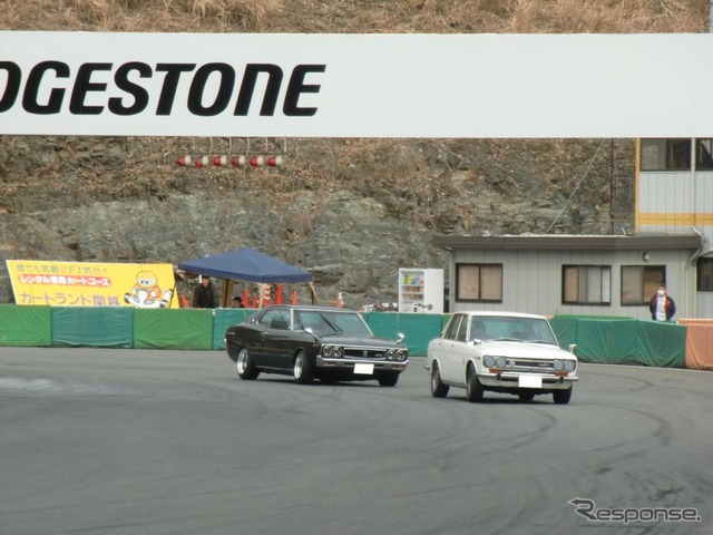 国産車クラスも負けてはいない。ブルーバードとローレルのバトル。