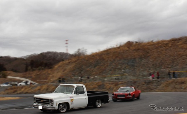 普通では見られない、シボレー・C10とシボレー・カマロのバトル。