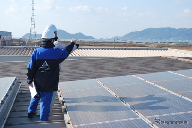 ヒロモトエナジーが施工した太陽光発電設備(神原汽船株式会社福山物流センター)でのテュフ ラインランドによる検査の様子