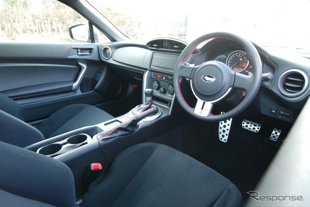 スバルBRZ(Rグレード、6AT、16インチホイール)