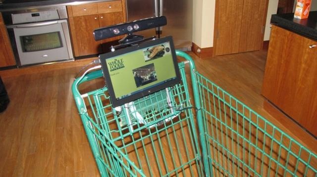 まさに未来の買い物?Kinectを搭載した全自動ショッピングカートが凄い まさに未来の買い物?Kinectを搭載した全自動ショッピングカートが凄い