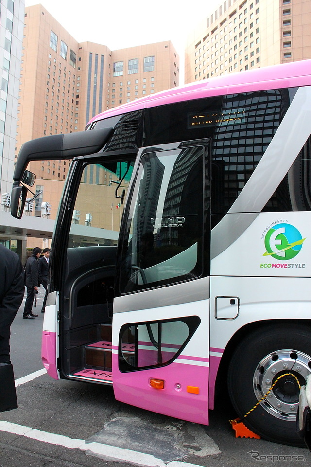 左サイドやリアに行き先表示が付いた新車両。女性向けや上級クラスの新シートが装備される。