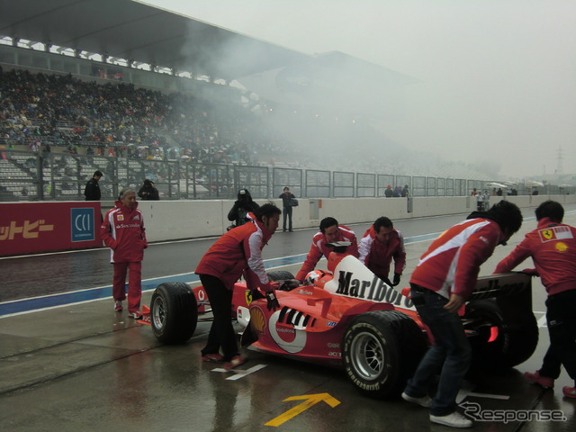 雨の中、フェラーリF2003-GAはデモラン決行。SUPER GTの名手・田中哲也が走らせた（3月4日）。