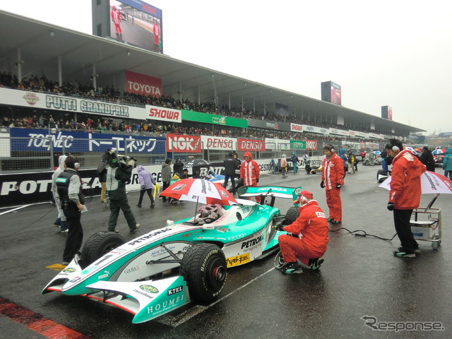雨の決勝となった第0戦。ポール発進は前年王者のロッテラー。
