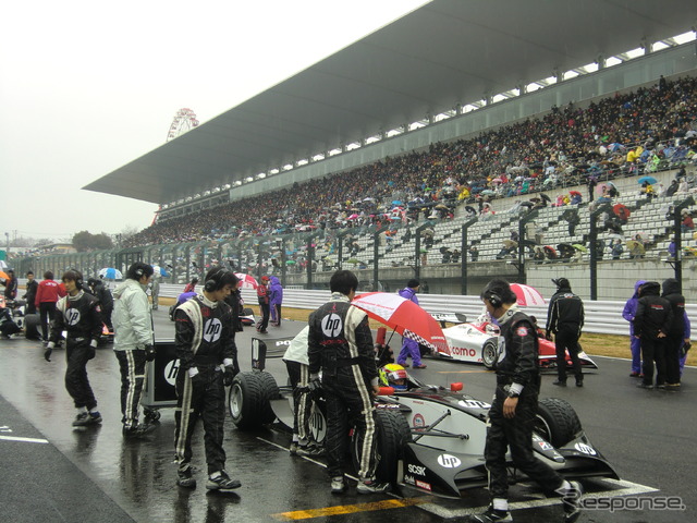 多くの観衆が見守るなかでの雨中レースとなったFニッポン第0戦。