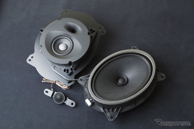 22. 左がソニックデザインのSP-P30E、鋳造アルミダイキャスト製バッフルと特殊樹脂製バックチャンバー(裏ケース)とを結合した異種素材2ピース構造で不要共振を徹底的に抑制させている。右が純正スピーカー。
