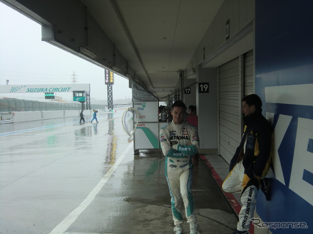雨が激しい間、ロッテラー（左）とデュバルのチャンピオン経験者同士が談笑中。