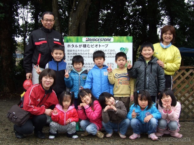ブリヂストン、甘木工場ビオトープにホタル幼虫を放流。保育所の子どもたちと一緒に集合写真