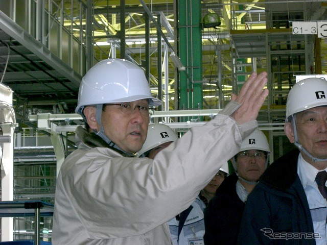 仙台地区の施設を訪問したトヨタ豊田社長(2011年3月27日)。