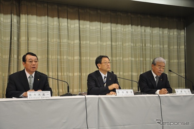 トヨタ会見。豊田社長、新美副社長、佐々木副社長(2011年4月22日)。