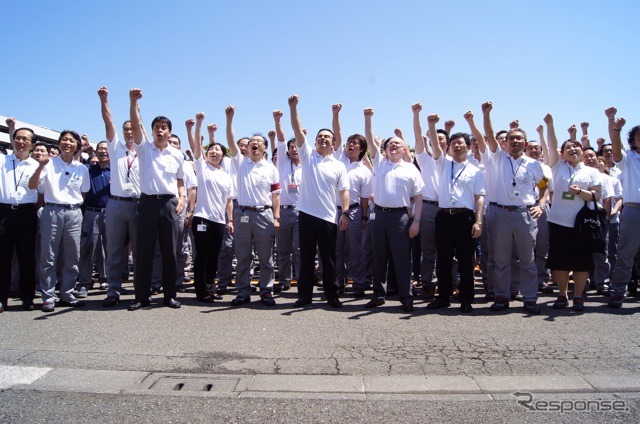 本牧埠頭を視察、土曜出勤の従業員を激励する日産ゴーン社長(2011年7月16日)。