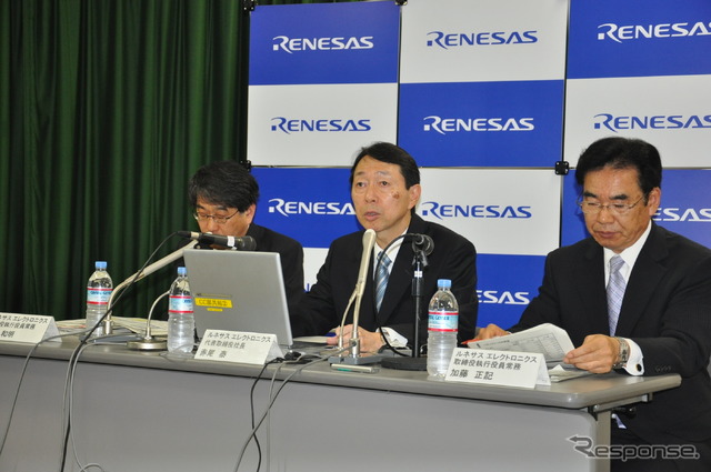 ルネサスエレクトロニクス赤尾泰社長(中央。2011年5月18日)