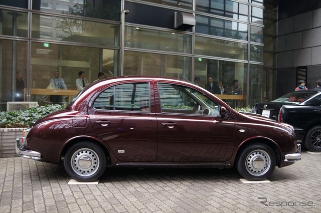 エンブレムに「京都オパール」を施した光岡自動車の特別仕様車