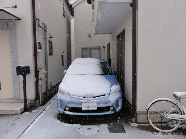 これは東京に雪が降った日のプリウスPHV。この日ではないが、マイルーム機能をつかって車内に閉じこもりオーディオの設定に集中した。ご近所さんと目があってご挨拶も。