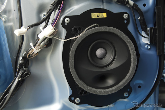 77mm口径でもバスレフ方式エンクロージュアーの工夫により締まった低音を再生する。